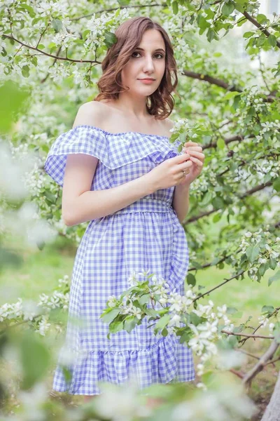 Bella Ragazza Giardino Fiorito Primavera Una Giornata Sole — Foto Stock