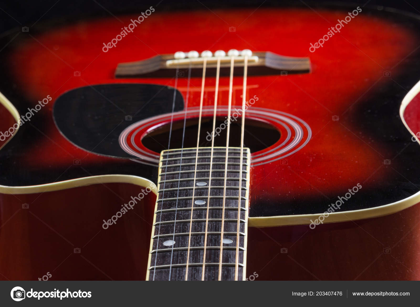 Papel De Parede Vermelho Violão Deitado Em Cima Da Mesa No Fundo Com