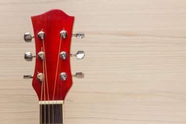 Gitar Akustik kırmızı, boyun yatıyor ahşap duvar açık renkli klasik İspanyol, dikdörtgen biçimli müzik okula klavye ve dizeleri, çocuklar ve yetişkinler yakın çekim için oyun