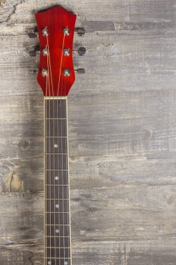 Arka plan eski grunge kurulların tahtaya vintage bir arka plan üzerinde yalan Gitar Akustik kırmızı, boyun. Metin için yer. Sverkhplastichnost İspanyolca, dikdörtgen biçiminde müzik okulu için oyun göster