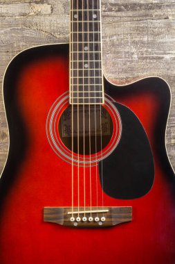 Arka plan eski grunge kurulların tahtaya vintage bir arka plan üzerinde yalan Gitar Akustik kırmızı, boyun. Sverkhplastichnost İspanyolca, dikdörtgen biçiminde müzik okulu çocuk ve yetişkinler için oyun göster