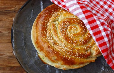 Ev yapımı pasta peynir, jambon ve baharatlı otlar ile serpilir ile susam siyah çanak, ahşap masa, üstten görünüm üzerinde