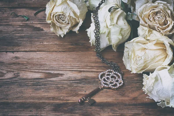 Rand Aus Trockenen Weißen Rosen Schlüsselanhänger Auf Altem Holztisch Vintage — Stockfoto