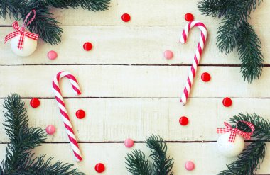 Noel, yeni yıl arka plan, şeker, çam dalları, Beyaz ahşap masa, üstten görünüm, saçmalık için metin