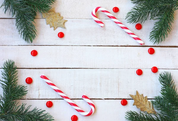 Kerstmis Nieuwjaar Achtergrond Snoep Vuren Takken Gouden Bladeren Witte Houten — Stockfoto