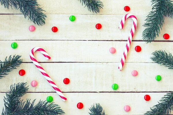 Kerstmis Nieuwjaar Achtergrond Snoep Sparren Takken Witte Houten Tafel Bovenaanzicht — Stockfoto