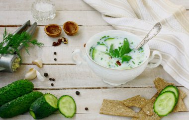 soğuk yoğurt çorbası ile salatalık, otlar ve sarımsak ahşap masa, yaz çanak üzerinde beyaz kase