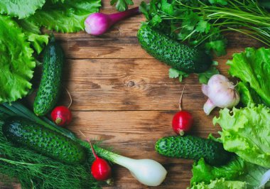 arka plan ile otlar, marul, soğan, sarımsak, salatalık ve turp yaz salatası malzemeler ahşap tablo