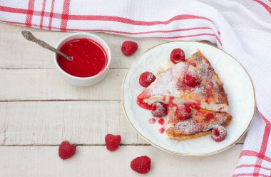 ahududu reçeli ve beyaz plaka pudra şekeri ile süzme peynir güveç parçaları, ahududu meyveleri ahşap masa, rustik tarzı, üstten görünüm