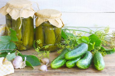 Ev yapımı konserve kavanoz, dekapaj, baharatlı otlar, sarımsak, horseradish, ahşap masa, closeup için malzemeler salatalık