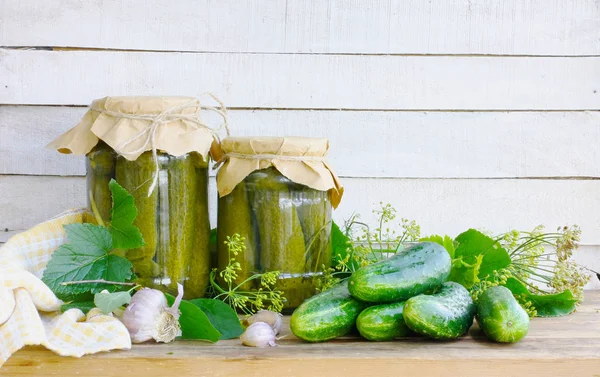 Pepinos Enlatados Caseiros Jarra Ingredientes Para Decapagem Ervas Picantes Alho Imagem De Stock