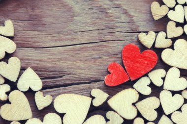 Sevgililer günü tatil arka plan, kenarlık kontrplak kalp ahşap masa, vintage tarzı, metin için yer