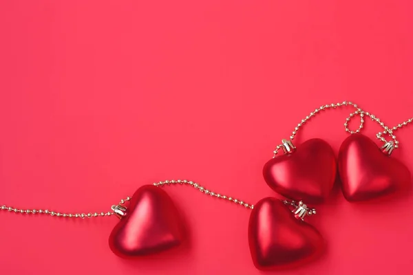 Valentinstag Grußkarte Girlande Aus Scharlachroten Herzen Auf Rotem Papier Platz — Stockfoto