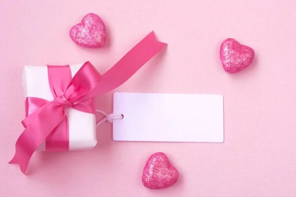 Caja Regalo Envuelta Con Arco Rosa Etiqueta Blanco Corazones Purpurina —  Fotos de Stock