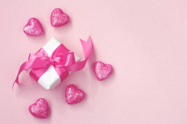 Geschenkverpackung Mit Rosa Schleife Glänzendes Herz Auf Papier Textur Hintergrund — Stockfoto