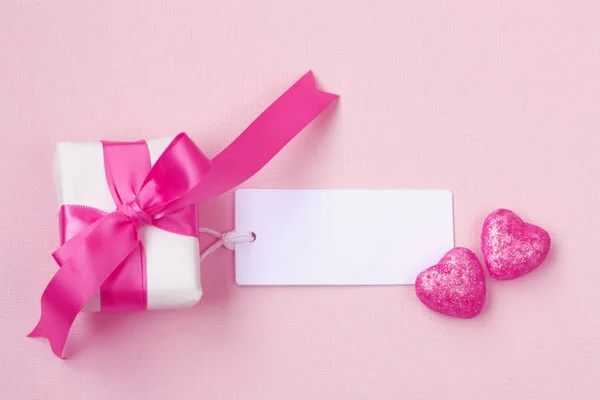 Verpakte Geschenkdoos Met Roze Boog Lege Code Twee Harten Achtergrond — Stockfoto
