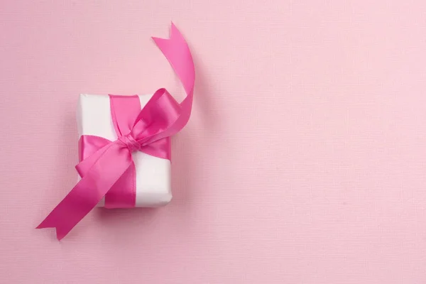 Caixa Presente Embrulhado Com Arco Seda Rosa Fundo Textura Papel — Fotografia de Stock
