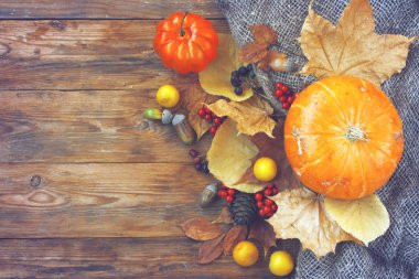 Sonbahar zaman arka plan, pumpkins, kuru yaprakları, üvez meyveleri, chokeberry, meşe palamudu, Erik bir eski ahşap masa, üstten görünüm