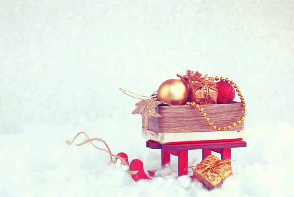 Fondo Navidad Trineo Rojo Con Caja Madera Bolas Estilo Vintage —  Fotos de Stock