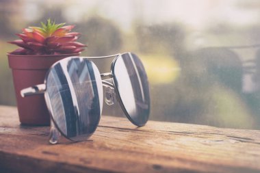 ayna güneş gözlüğü, şehir yansıma, etli yakınındaki ahşap masa, retro tarzı arka plan üstünde belgili tanımlık pencere ile pota