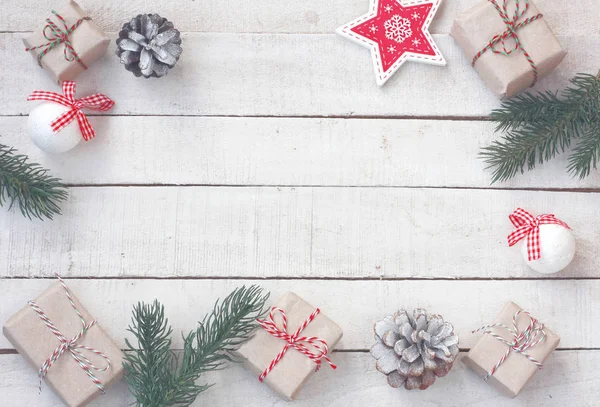 크리스마스 인사말 카드, 포장된 선물 상자, 가문비나무 가지, 절약 — 스톡 사진