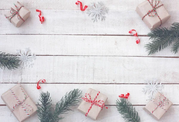 圣诞贺卡包装礼品盒冷杉树枝 银色雪花在白色木桌上 顶部视图 新年边界 — 图库照片