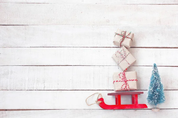 Boże Narodzenie Czerwony Sanki Wykonane Pudełka Prezenty Świerk Biały Drewniany — Zdjęcie stockowe