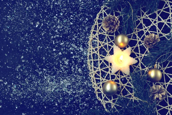 Julkort Med Ljus Fir Trädgrenar Guld Bollar Svart Bakgrund Snö — Stockfoto