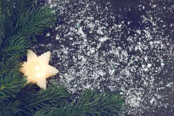 Vintage Julkort Med Ljus Fir Tree Grenar Mörk Bakgrund Snö — Stockfoto