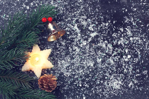 Mum Köknar Ağacı Dalları Altın Koni Bell Karda Koyu Arka — Stok fotoğraf