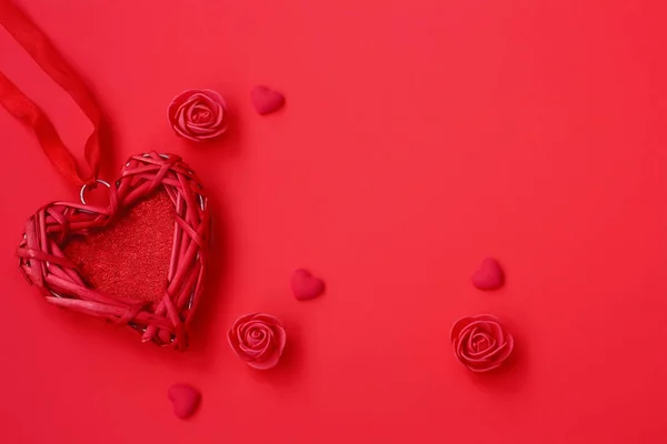 Valentine Rieten Hart Lint Rozen Rode Achtergrond Valentijnsdag Samenstelling Vintage — Stockfoto