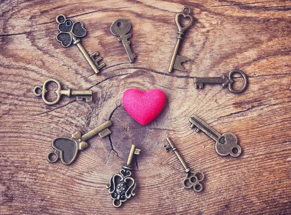 Valentine Day Abstract Background Heart Keys Shape Wooden Table — Stock Photo, Image