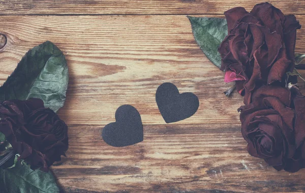 Fundo Dia Dos Namorados Rosas Secas Escuras Coração Preto Mesa — Fotografia de Stock