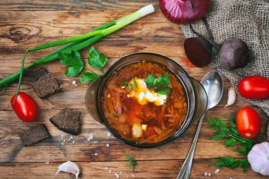 Borş çorbası, sağlıklı yemek, üst manzara, ahşap masa.. 