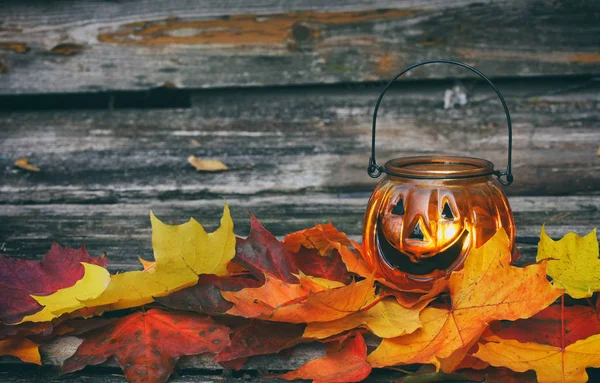Vintage herfst halloween lamp kaars op donkere achtergrond. — Stockfoto