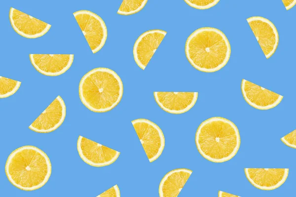 Rodajas de limón sobre fondos azules — Foto de Stock