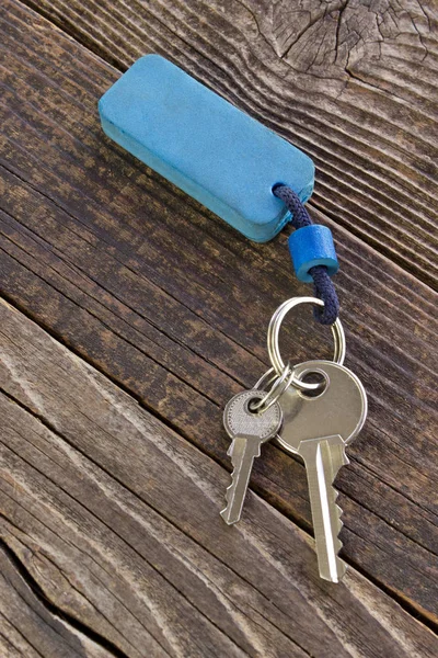 Ключи Синей Биркой Деревянном Фоне — стоковое фото