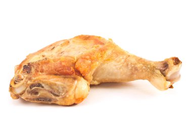 Whit üzerinde izole kavrulmuş tavuk budu