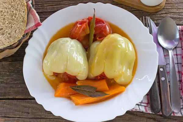 Páprica Cozida Recheada Com Carne Picada Placa Mesa Madeira — Fotografia de Stock