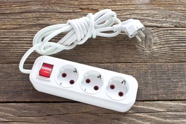 Ahşap arka plan üzerinde elektrik fişi güç kablosu