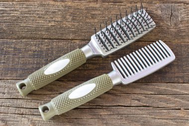 Saç fırçası ve tarağı ahşap arka plan üzerinde