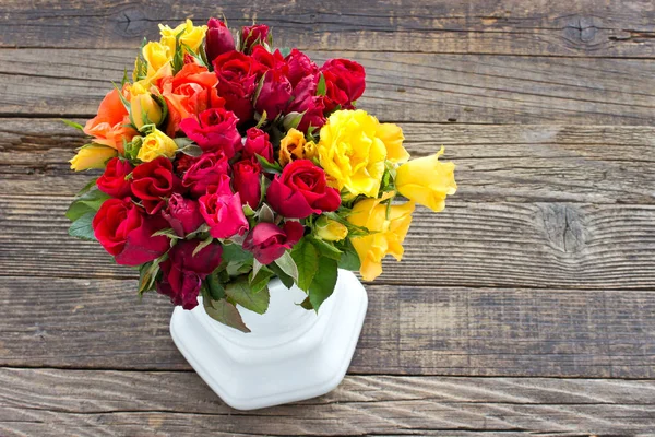 Roses Dans Vase Céramique Sur Fond Bois — Photo