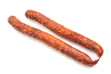 Whit üzerinde izole kuru tütsülenmiş sosis