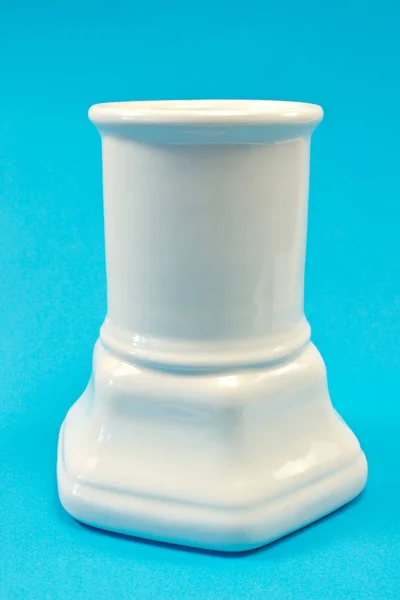 Vaso Ceramica Bianca Isolato Sfondo Blu — Foto Stock