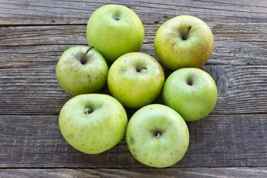 Ahşap arka plan üzerinde organik elma