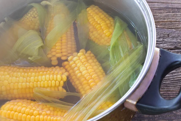 테이블에 냄비에 옥수수 Cobs — 스톡 사진