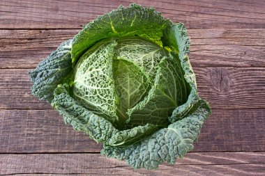 Savoy lahana lahana sebze ahşap arka plan üzerinde