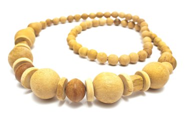 kolye üzerinde beyaz izole sarı ahşap topları yaptı.