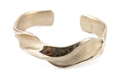 Whit üzerinde izole gümüş bilezik