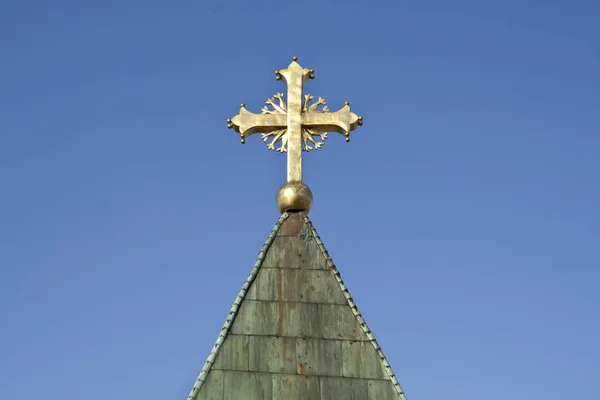 Złoty Krzyż Kościele Nad Niebieski Niebo — Zdjęcie stockowe